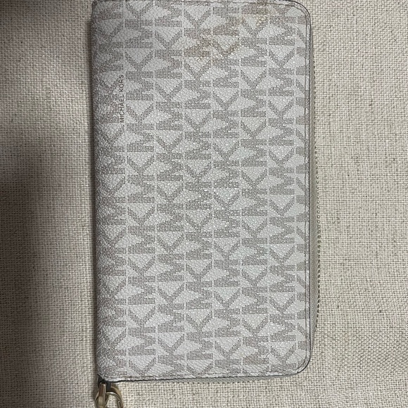 Selling my Michael Kors Purse and Wristlet - Picture 5 of 6